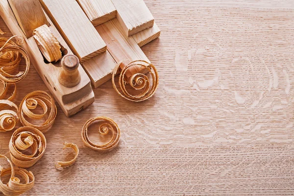 Old fashioned woodworkers plane and planks — Stock Photo, Image