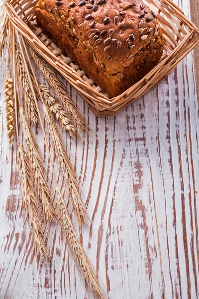 Laib Brot im Weidenkorb — Stockfoto