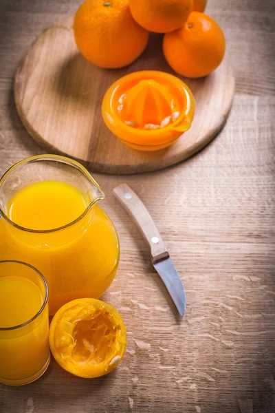 Sumo de laranja em vidro e jarro, laranjas — Fotografia de Stock