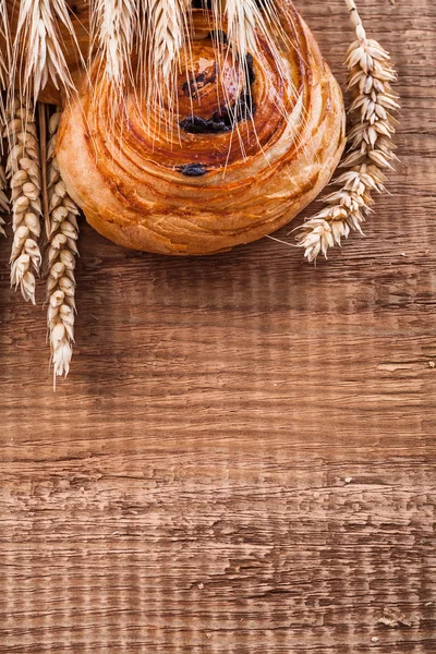 Hojas de trigo maduras y pan de pasas —  Fotos de Stock