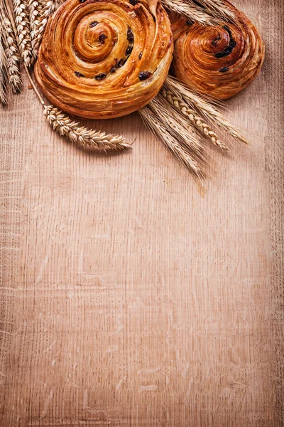 Weizenähren mit Rosinenbrötchen — Stockfoto