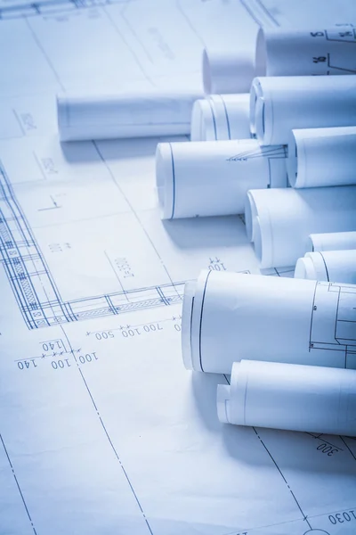 Rolos de planos de construção de engenharia — Fotografia de Stock