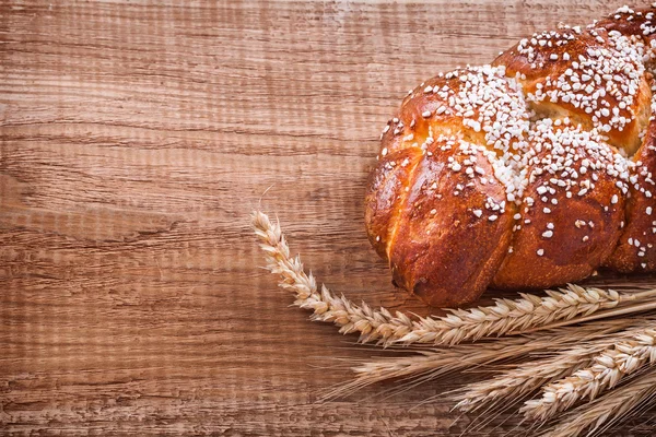 Сладкий рулон с пшеничными ушами — стоковое фото