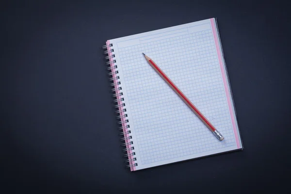 Buku salinan berwarna putih dengan pensil merah — Stok Foto