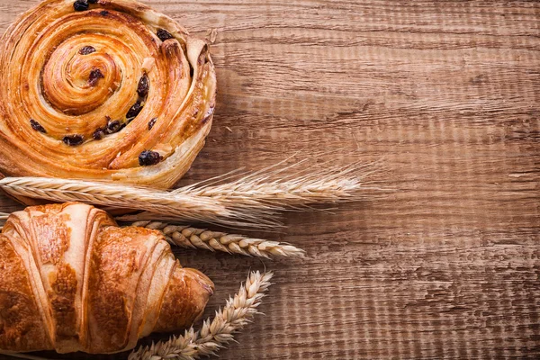 Orelhas de trigo pão de passas, croissant — Fotografia de Stock