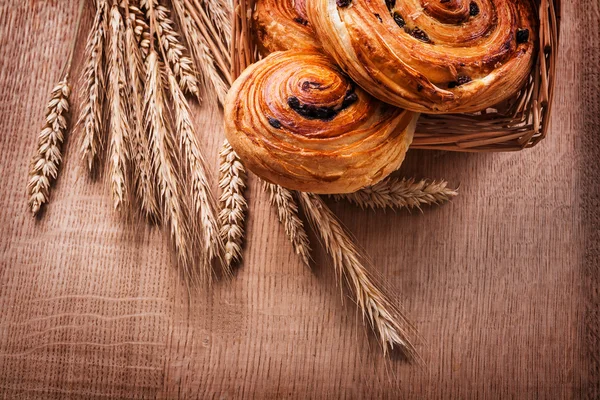 Cesta de mimbre con productos de panadería de pasas —  Fotos de Stock