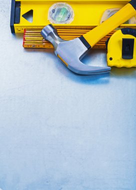 Metalik arka plan üzerinde inşaat araçları