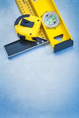 Mezura, inşaat seviyesi ve kare cetvel