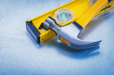 Sarı inşaat seviyesi ve pençe çekiç