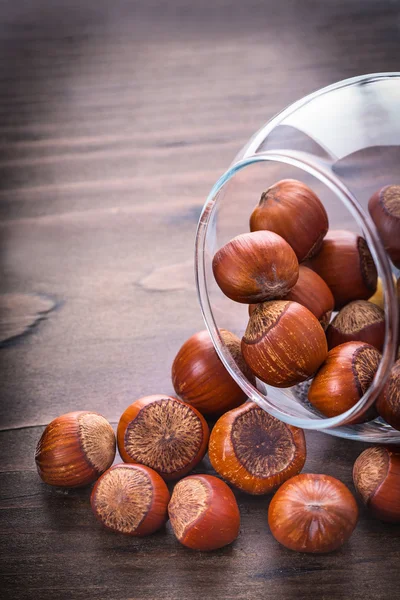 Lískové ořechy v průhledné sklenice — Stock fotografie