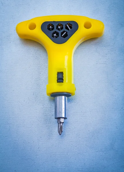 Chave de fenda amarela elétrica isolada — Fotografia de Stock