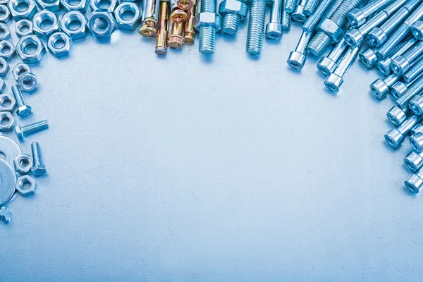 Pilha de ferramentas metálicas roscadas — Fotografia de Stock