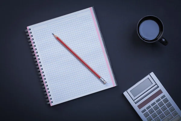 Werkmap, potlood, rekenmachine en kopje koffie — Stockfoto