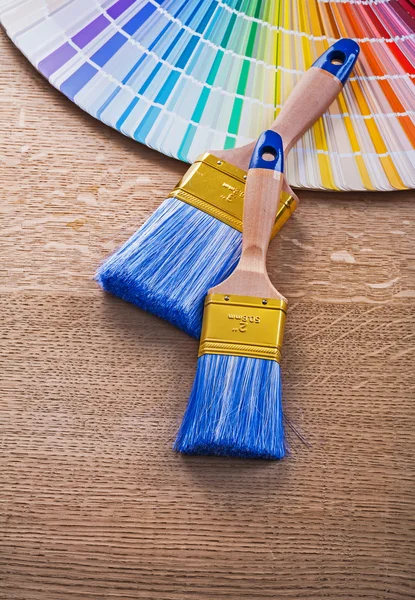 Two paint brushes and color palette — Stock Photo, Image