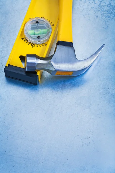 Construction level and claw hammer — Stock Photo, Image