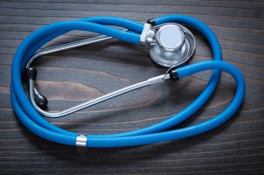 Ahşap arka planda steteskop