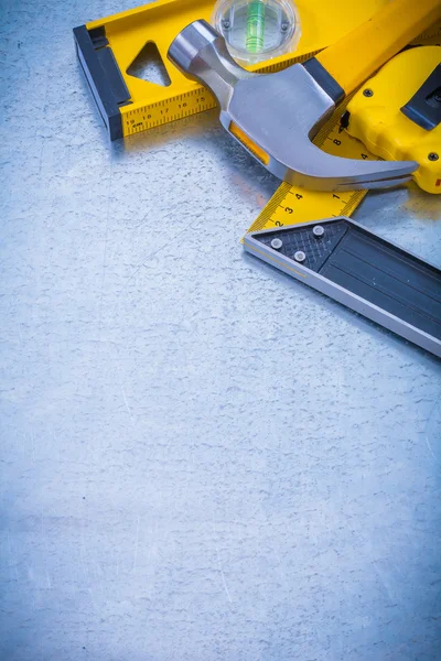 Martillo sobre fondo metálico — Foto de Stock