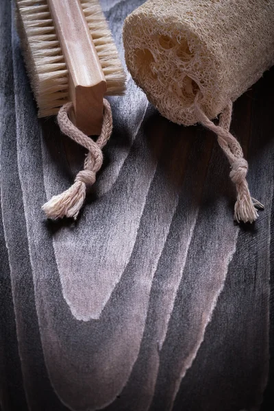 Bordo di legno con spazzola da bagno di lavaggio — Foto Stock