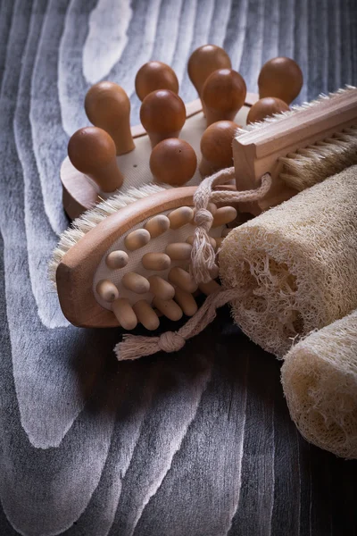 Peeling loofahs sobre fondo de madera vintage — Foto de Stock