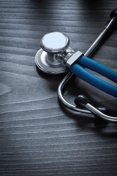 Lékařský stetoskop na dřevěné desce — Stock fotografie