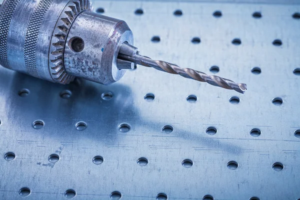 Paslanmaz matkap delinmiş sac üzerinde