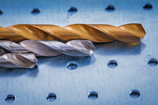 Keskin spiral bit delikli arka plan üzerinde