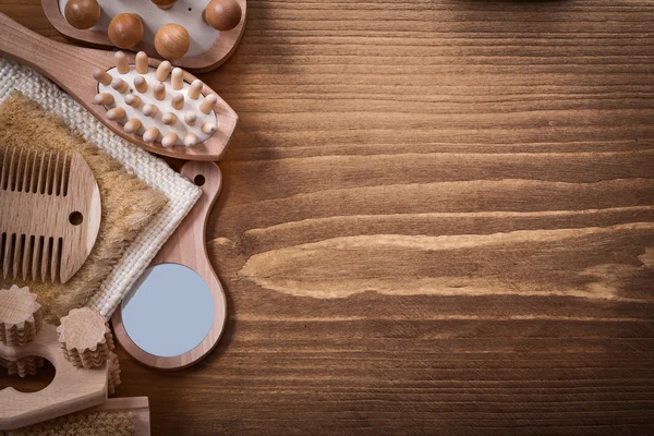 Houten massagetoestellen op pine vintage bord — Stockfoto