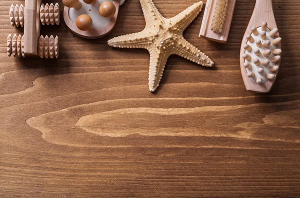 Masajeadores de madera sobre tabla vintage de pino —  Fotos de Stock