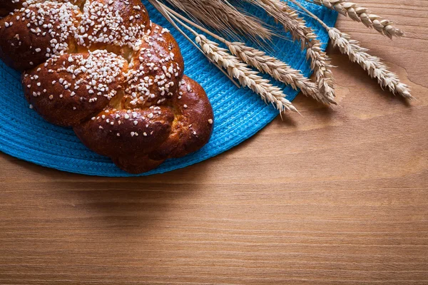 Fresh-baked bun, wheat rye ears — Stockfoto