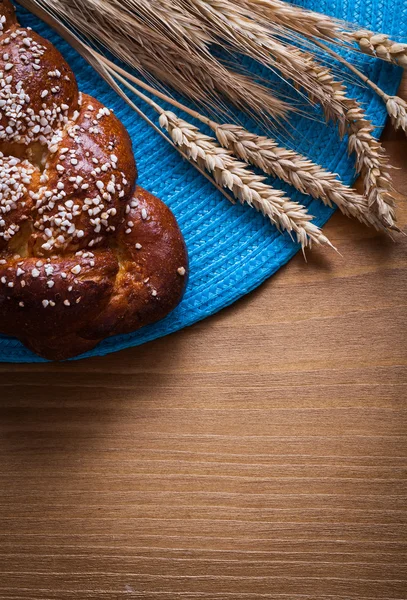 Fresh-baked bun, wheat rye ears — Stockfoto