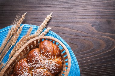 Tatlı hasır sepet içinde rulo
