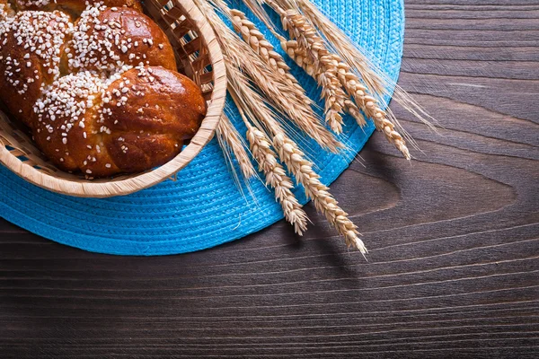 Long loaf in wicker basket — ストック写真