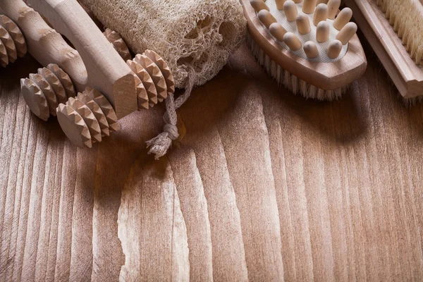 Nagelbürste, Luffa und Massagegeräte aus Holz — Stockfoto