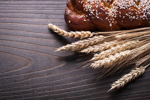 Sweet roll, wheat rye ears — Stock Photo, Image