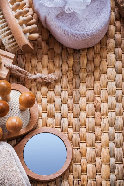 Kosmetikspiegel, Massagegeräte aus Holz — Stockfoto