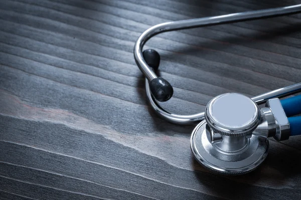 Tablero vintage de madera con estetoscopio médico azul — Foto de Stock