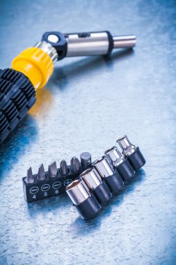 Reversive turnscrew tornavida bileşimi