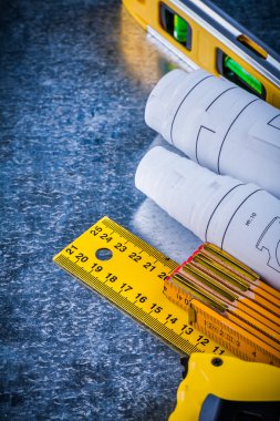 İnşaat seviyesi planları ve ölçü aletleri