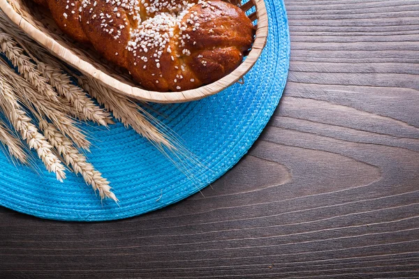 枝編み細工品バスケットのパン — ストック写真