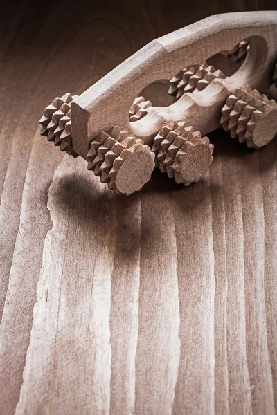 Masajeador de madera sobre madera vintage de pino — Foto de Stock