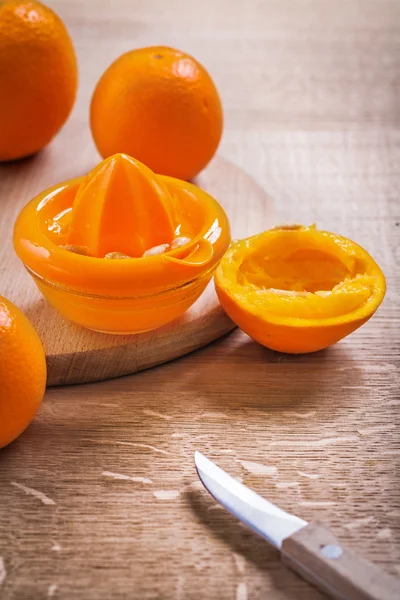 Juicer e laranjas com faca — Fotografia de Stock