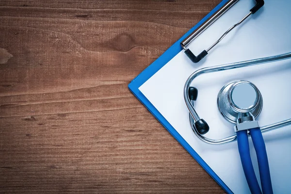 Medical stethoscope and clip board — Stockfoto