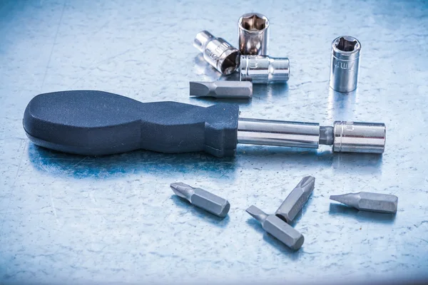 Reversible screwdriver and steel screw bits — Stockfoto
