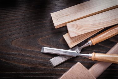 Lump hammer, chisels and wooden bricks