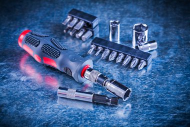 Turn screw with set of replaceable bits