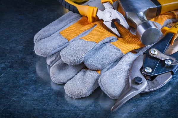 Protective gloves with claw hammer, pliers — Stock Photo, Image