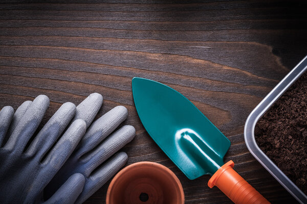 Hand shovel, protective rubber gloves