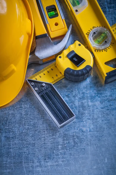 Construction level, protective helmet and hammer — Stockfoto