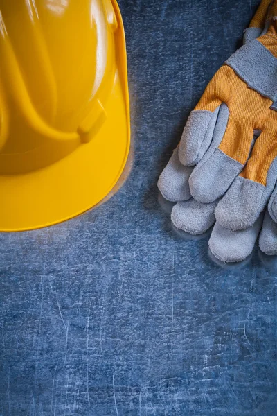 Hard hat and protective gloves — Stock Photo, Image