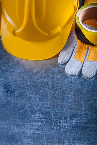 Стрічка безпеки, будівельний шолом і рукавички — стокове фото